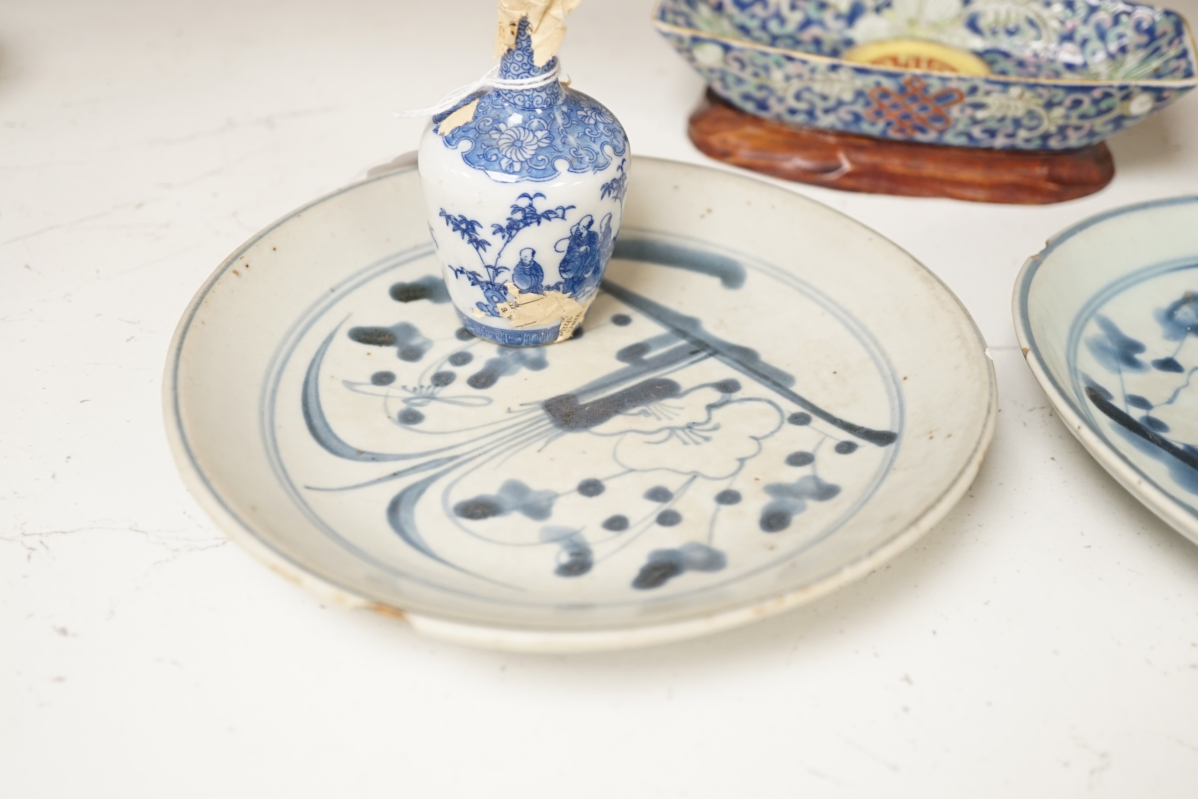 A Chinese enamelled porcelain cup stand, 15.2 cm, two Chinese blue and white plates and a small Japanese bottle vase